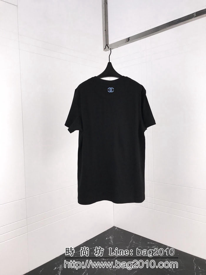 CHANEL香奈兒 19ss早春新款 藍色方塊刺繡圖案 背後小logo刺繡 訂制棉男款短袖 ydi2395